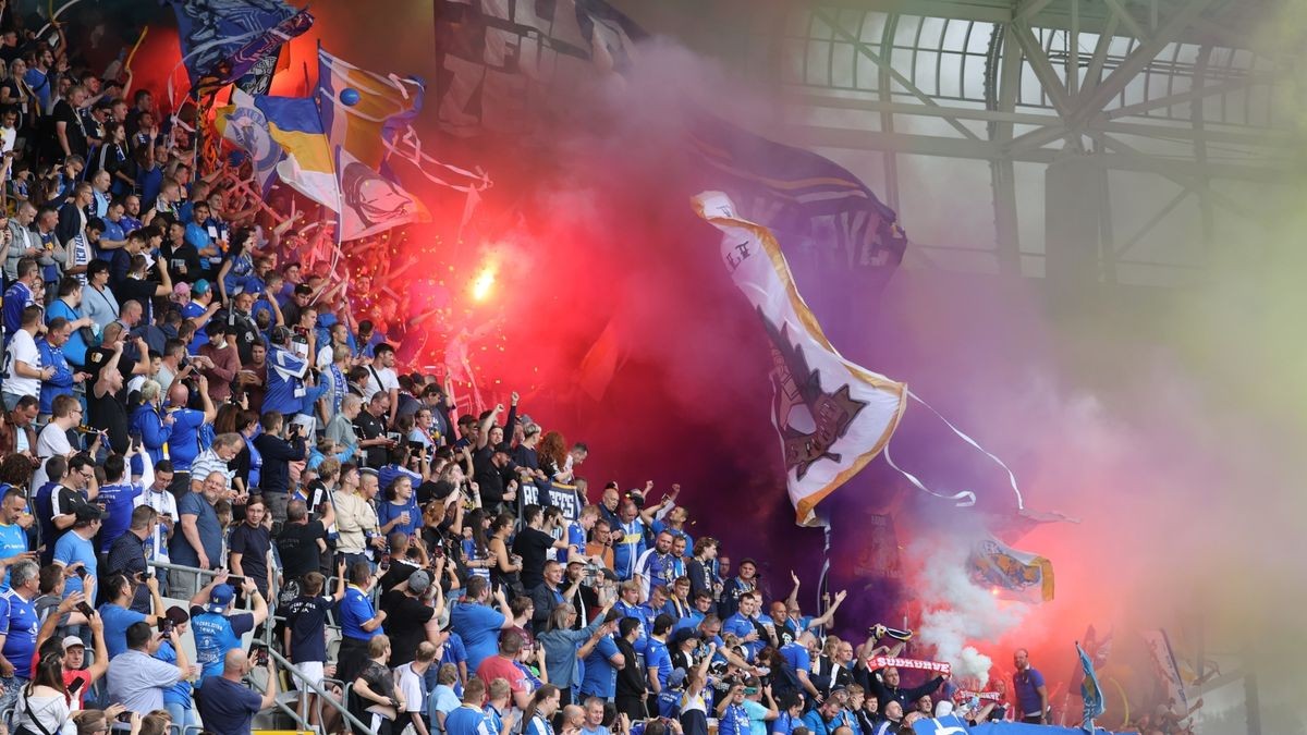 Vor und zu Spielbeginn wurde von beiden Fanlagern zudem Pyrotechnik gezündet.