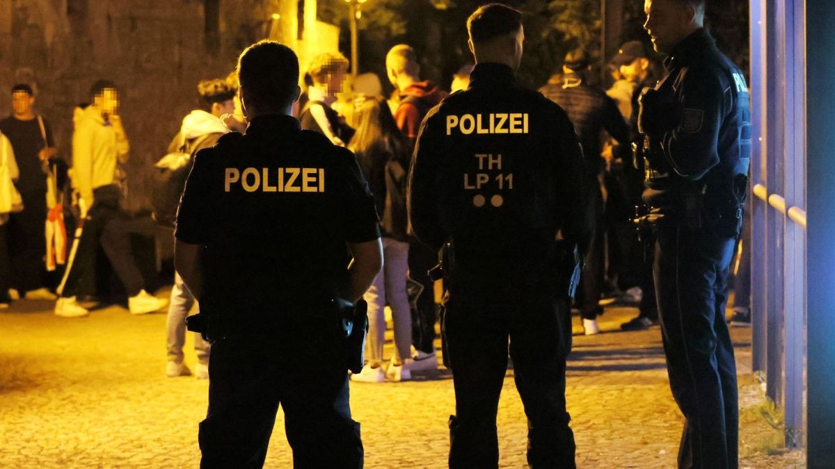 Nachdem die Täter bemerkten, dass die Polizei informiert wurde, flohen sie vom Tatort.