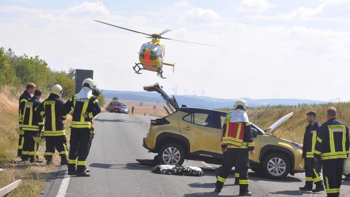 Zur Unfallursache hat die Polizei, die wiederum erst gegen 10.40 Uhr von der Rettungsleitstelle informiert worden war und daher zirka eine Stunde nach dem Unfallzeitpunkt eintraf, ihre Ermittlungen aufgenommen. Momentan wird davon ausgegangen, dass der Fahrer aufgrund gesundheitlicher Beeinträchtigungen auf dem nahezu geraden Straßenabschnitt nach links auf die Gegenfahrbahn geraten war, dort gegen eine Leitplanke prallte, an dieser gut 50 Meter entlangschleifte und schließlich zurück auf die Fahrbahn geschleudert wurde.