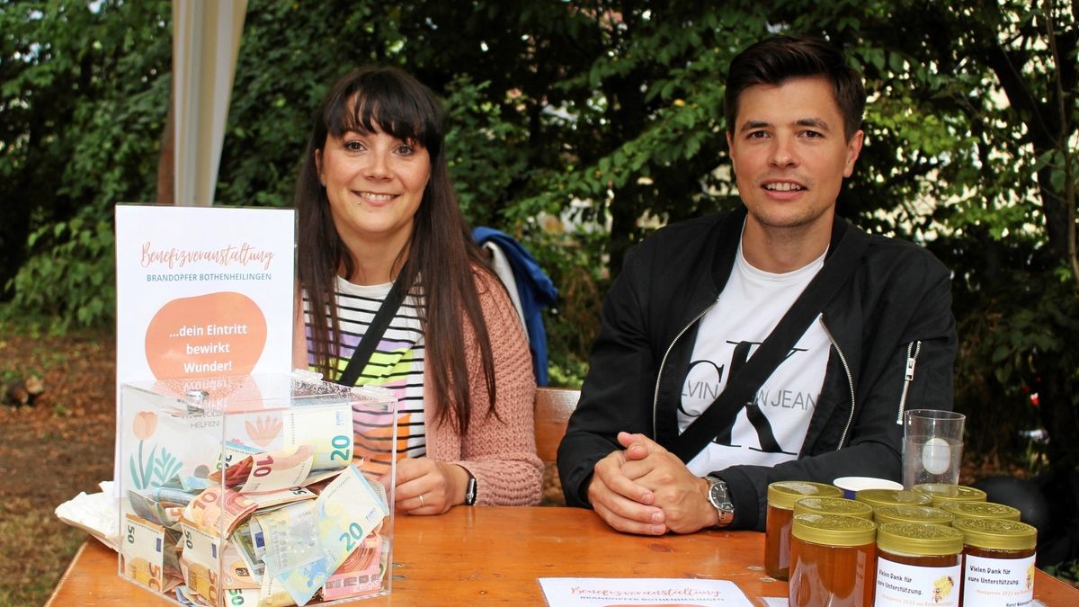 Emily Blankenburg und Philip Ludewig mussten die Spendendose bei der Benefizveranstaltung am Samstag mehrfach leeren. So viele Menschen wollten den Betroffenen der verheerenden Brandkatastrophe helfen.