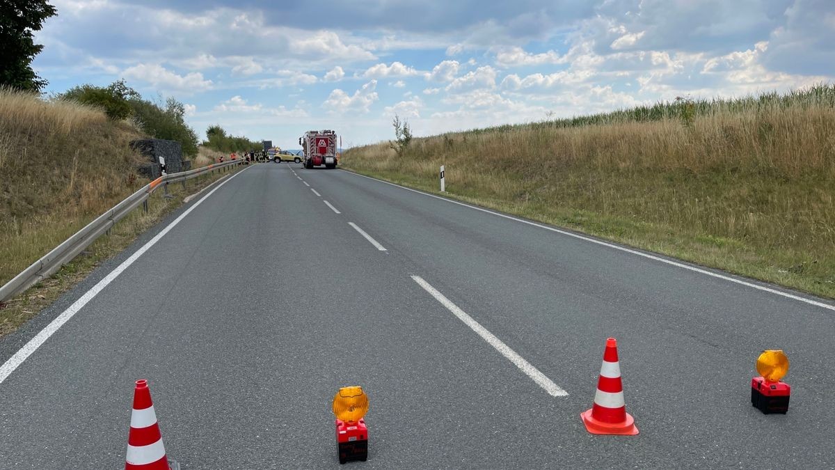 Augenscheinlich hatte niemand angehalten, um die verunglückten Insassen bis zum Eintreffen der Rettungskräfte zu betreuen.