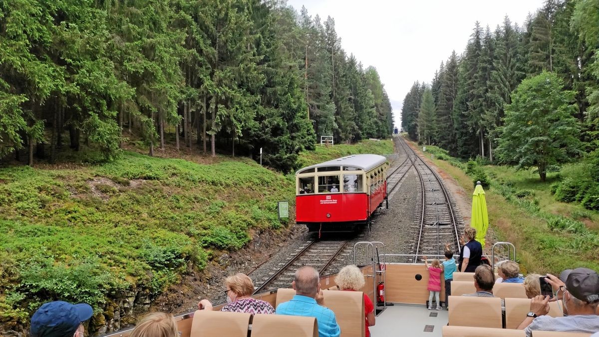 Der Cabriowagen der Thüringer Bergbahn ist nach umfangreicher Generalsanierung seit Juli wieder im Einsatz.