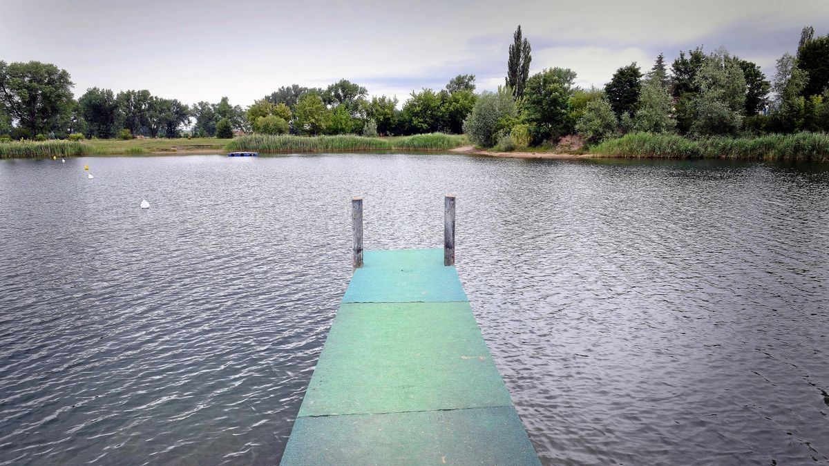 Wer einer Risikogruppe angehört oder nicht verheilte Wunden hat, sollte derzeit nicht in der Kiesgrube Leubingen baden.