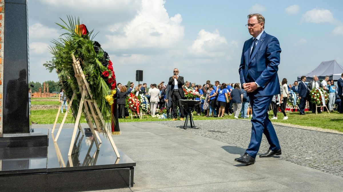 Bodo Ramelow (Linke), Ministerpräsident von Thüringen und Bundesratspräsident, legt an der Todeswand von Auschwitz-Birkenau einen Kranz nieder. 