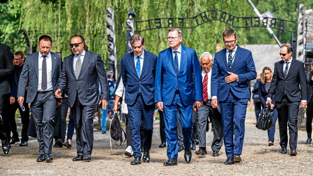 Ministerpräsident und Bundesratspräsident Bodo Ramelow (M.) besuchte am Holocaust-Gedenktag für Sinti und Roma die Gedenkstätte Auschwitz-Birkenau. Begleitet wurde er u.a. von Roman Kwiatkowski, Präsident der Roma in Polen (l.), Romani Rose, Vorsitzender des Zentralrats Deutscher Sinti und Roma (2.v.l.), Reinhard Schramm, Vorsitzender der Jüdischen Landesgemeinde Thüringens (2.v.r.) und Andrzej Kacorzyk, stellvertretender Direktor der Gedenkstätte Auschwitz-Birkenau (r.).