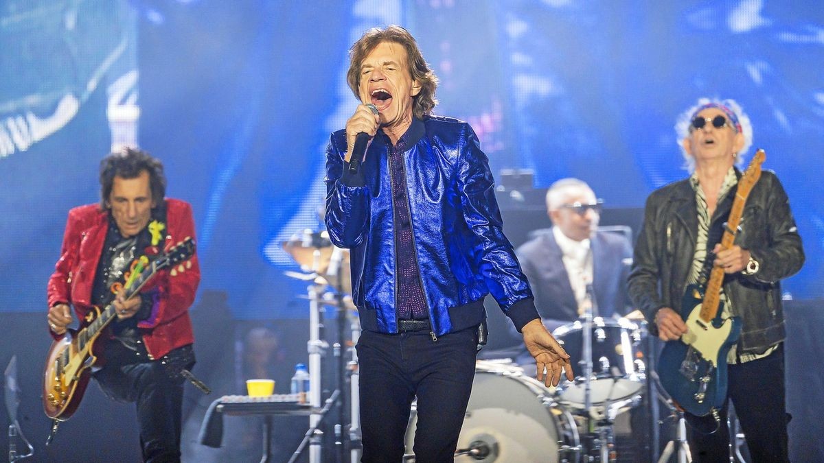 Die Rolling Stones (vorn, von links: Ronnie Wood, Mick Jagger und Keith Richards) geben am 27. Juli 2022 in der Veltins-Arena in Gelsenkirchen ein Konzert.