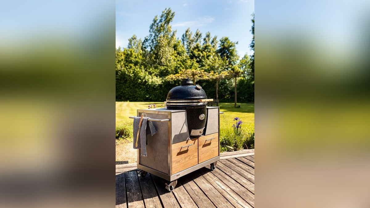 Die einfachste und oft sinnvollste Variante einer Outdoorküche für kleine Terrassen und Balkone ist ein Grill mit Stauraum.