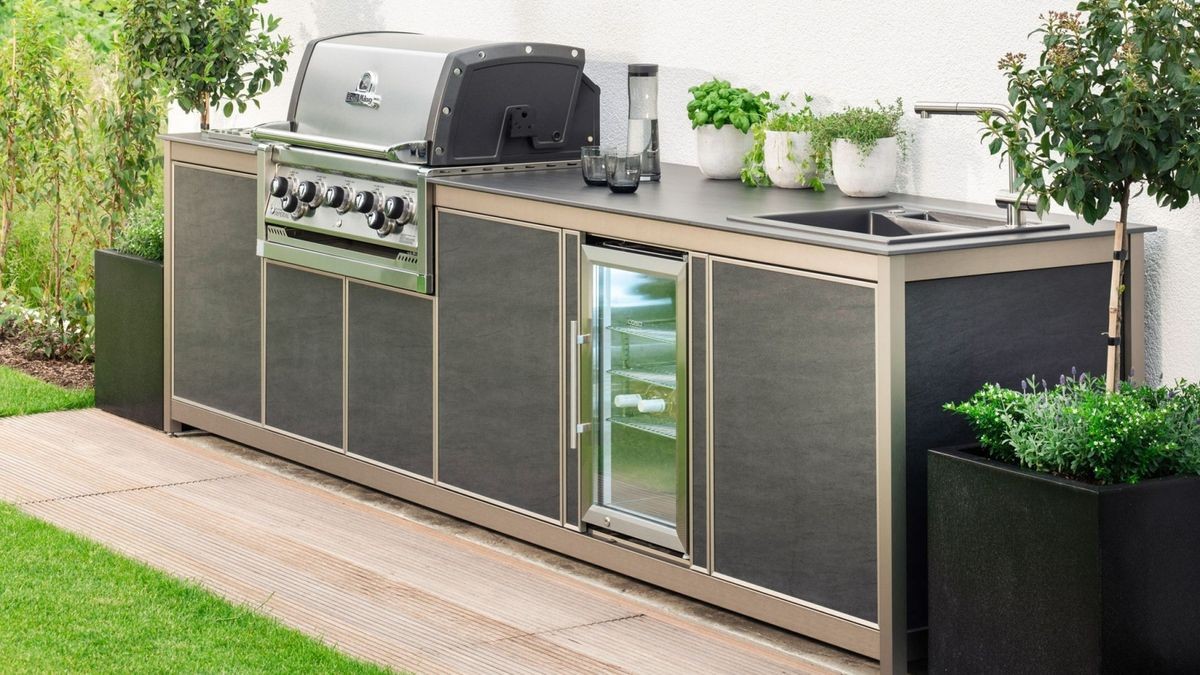 Kochfeld, Grillplatte, Spüle und Kühlschrank - Outdoorküchen können alles bieten, was die klassische Küche im Haus auch hat.