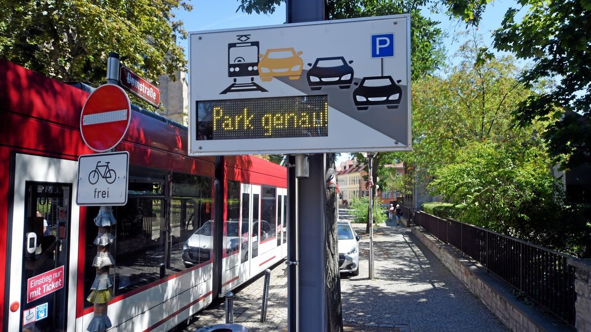 Eine digitale Warntafel fordert Autofahrer zum richtigen Parken in der Domstraße auf.