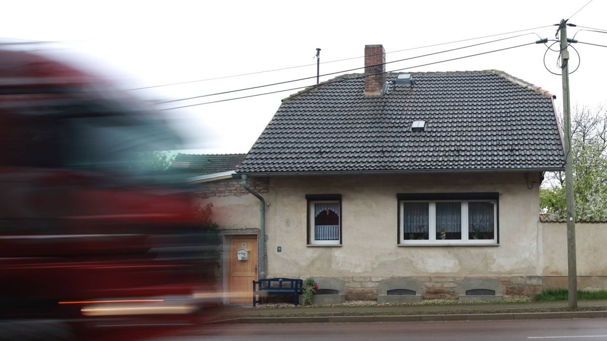 Ein Lkw-Fahrer ist am Dienstagabend gegen 20 Uhr mit seinem Sattelzug gegen ein Wohnhaus in der Rottmarer Straße im Sonneberger Ortsteil Oberlind gefahren.