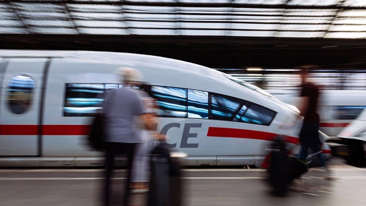 Der Zugverkehr auf der Schnellfahrstrecke zwischen Erfurt, Halle und Leipzig wird ausgebremst (Symbolbild).