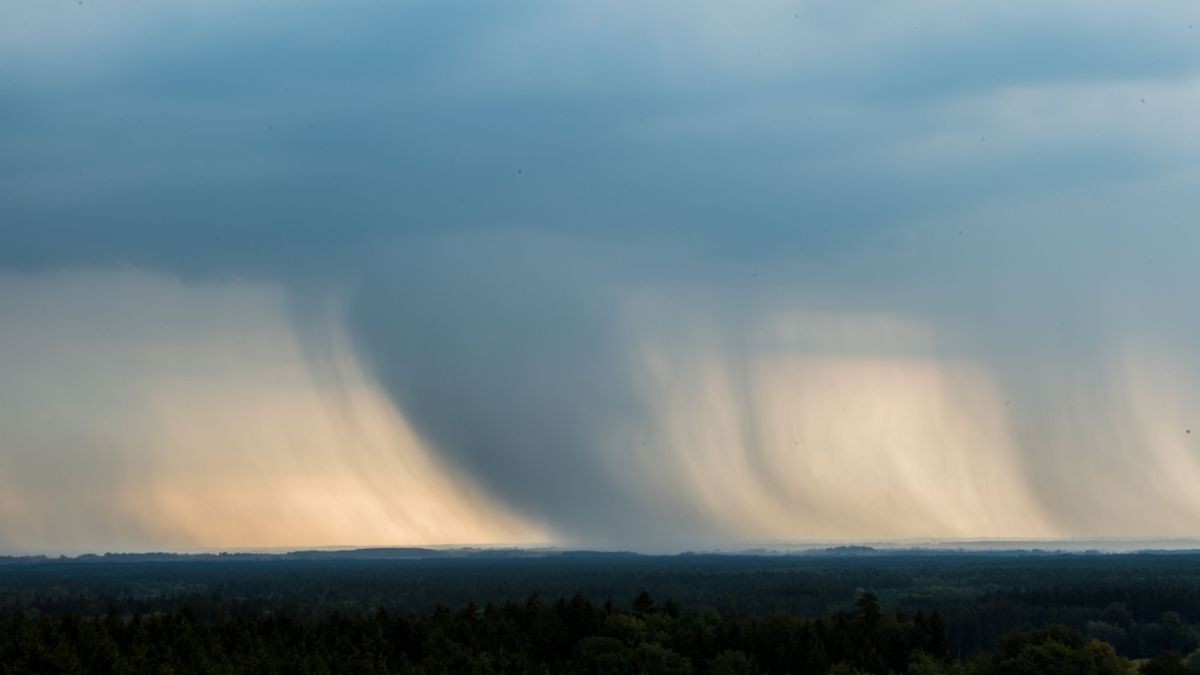 Der Wetterdienst warnt vor extrem heftigen Starkregen. (Symbolbild)