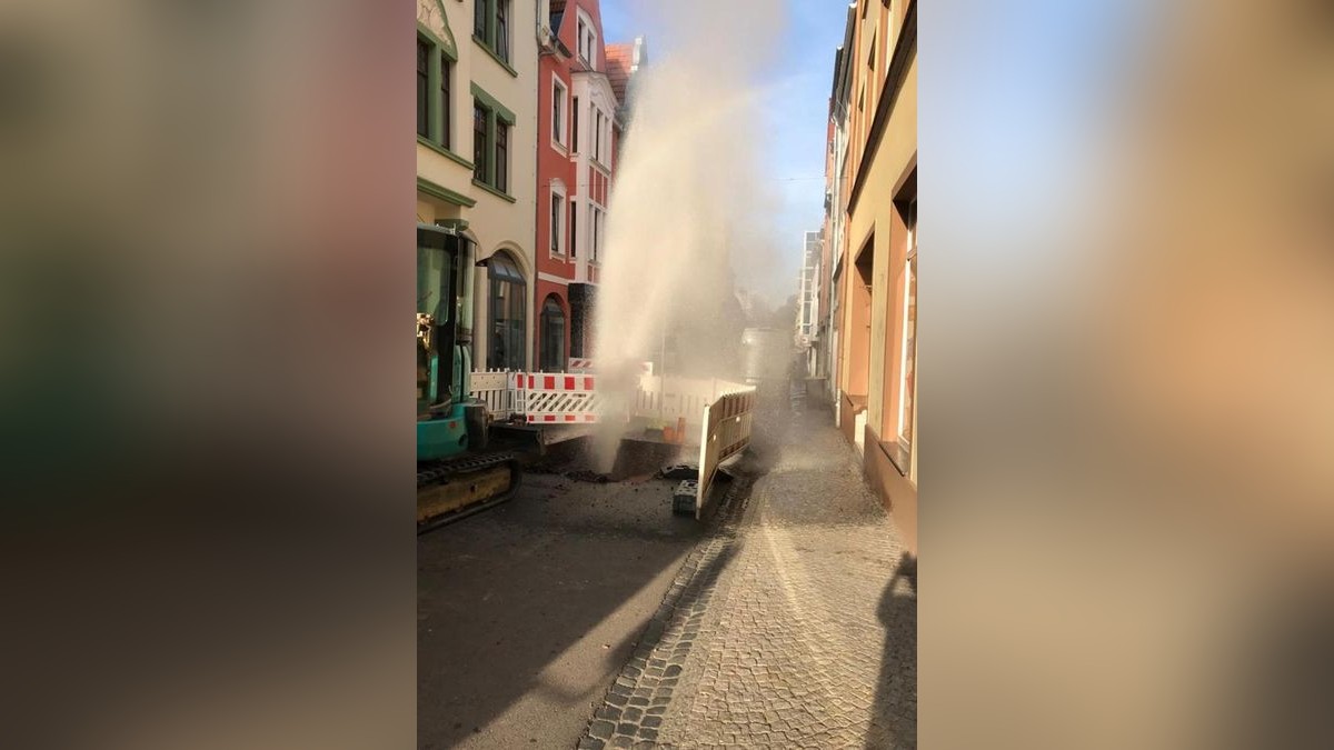 Die Beschädigung einer Wasserleitung löste am Donnerstagmorgen eine Fontäne in der Jüdenstraße in Gotha aus, die bis in den dritten Stock reichte. 