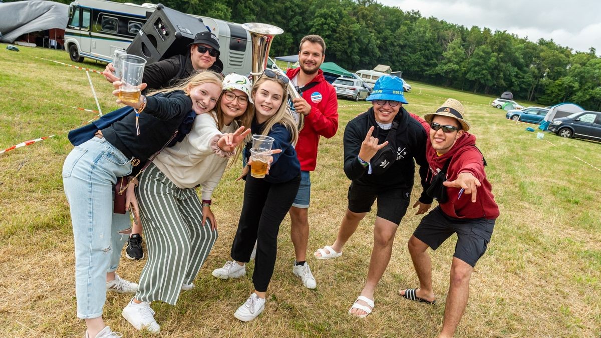 Knapp 2000 Menschen feierten am Freitag beim ersten Biergartenfestival im Südeichsfeld (Unstrut-Hainich-Kreis) zu Blasmusik und Volksrock. Vier Tage lang ist das Gelände in Katharinenberg ein Partydorf für die ganze Familie.