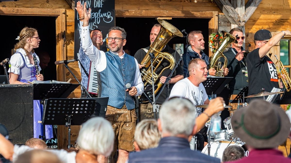 Knapp 2000 Menschen feierten am Freitag beim ersten Biergartenfestival im Südeichsfeld (Unstrut-Hainich-Kreis) zu Blasmusik und Volksrock. Vier Tage lang ist das Gelände in Katharinenberg ein Partydorf für die ganze Familie.