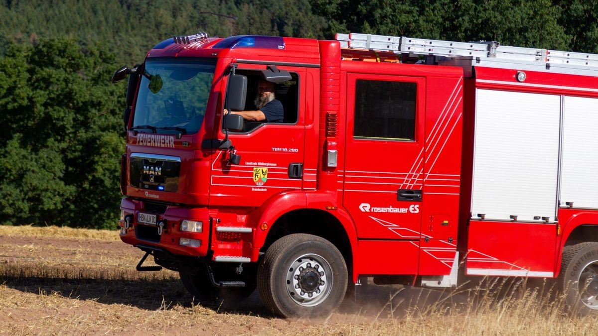 Nach Angaben der Feuerwehr gab es mehrere Brandherde, die genaue Brandursache ist aktuell noch unklar. 