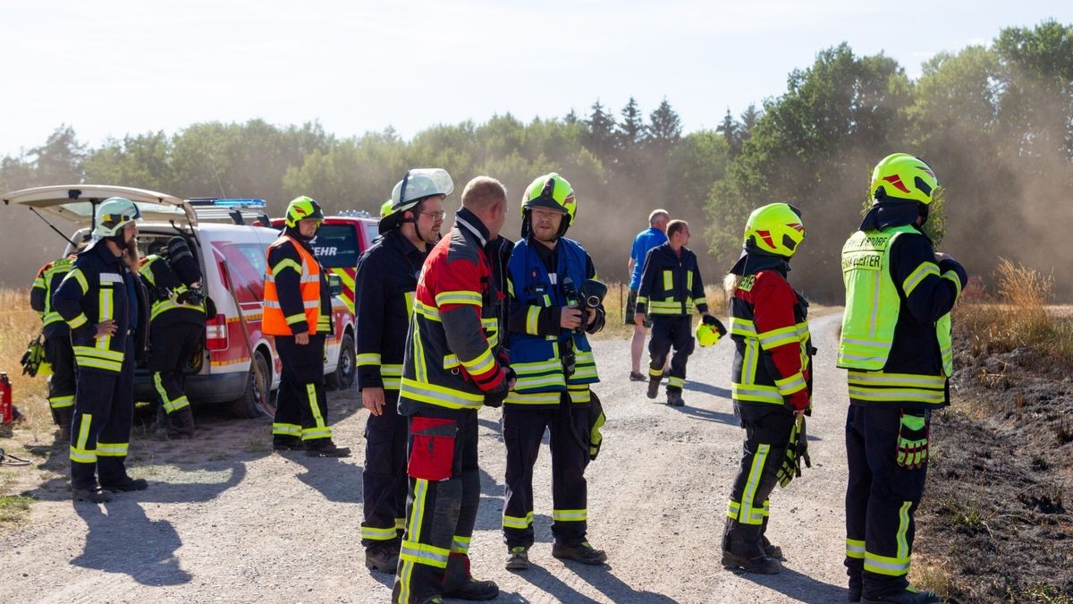 Nach Angaben der Feuerwehr gab es mehrere Brandherde, die genaue Brandursache ist aktuell noch unklar. 