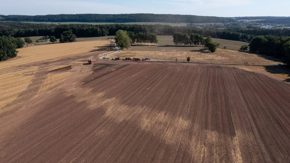 Nach Angaben der Feuerwehr gab es mehrere Brandherde, die genaue Brandursache ist aktuell noch unklar. 