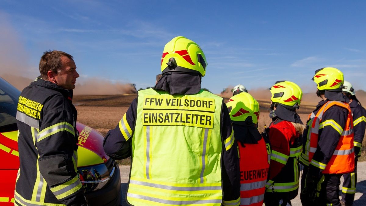 Die Feuerwehr war mit einem Großaufgebot, unter anderem einem 10.000-Liter-Wassertank und mehreren Tanklöschfahrzeugen, vor Ort. 