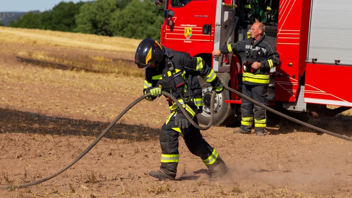 Nach Angaben der Feuerwehr gab es mehrere Brandherde, die genaue Brandursache ist aktuell noch unklar. 