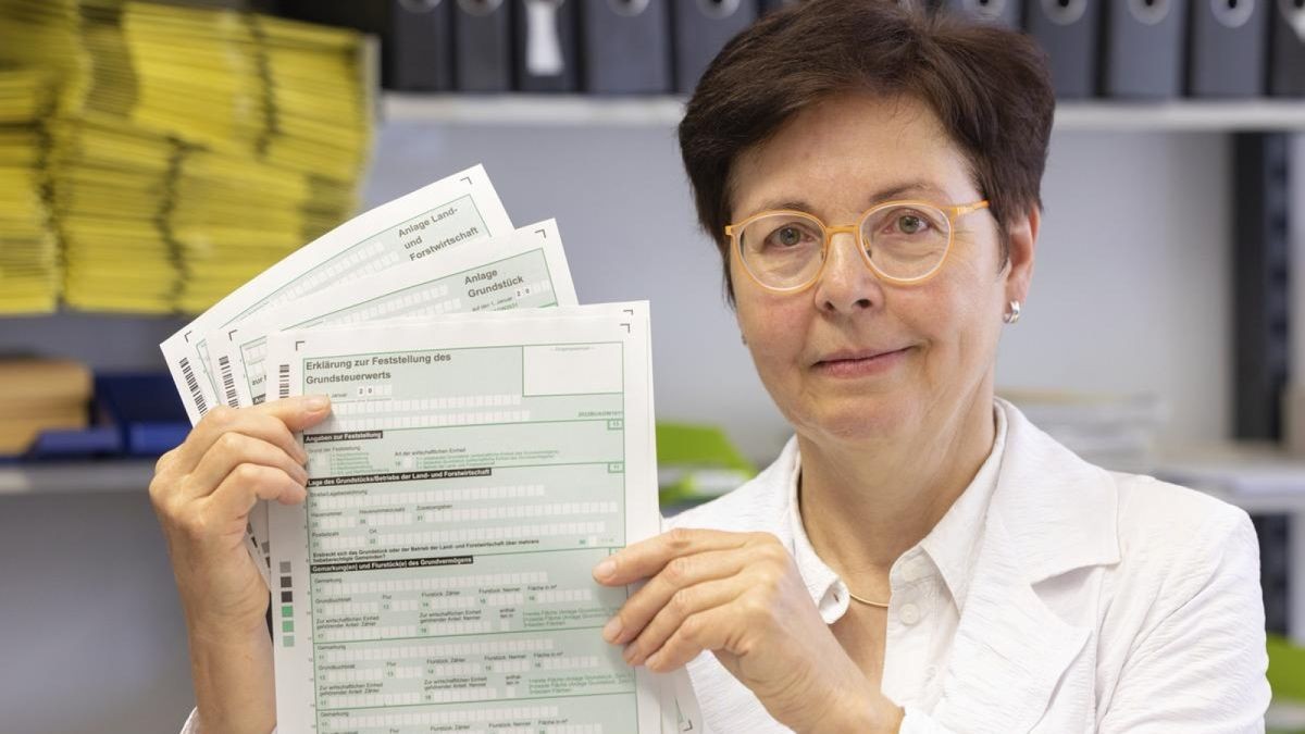 Heike Taubert (SPD), Finanzministerin von Thüringen, zeigt im Finanzamt Ilmenau die Formulare zur Grundsteuererklärung. 