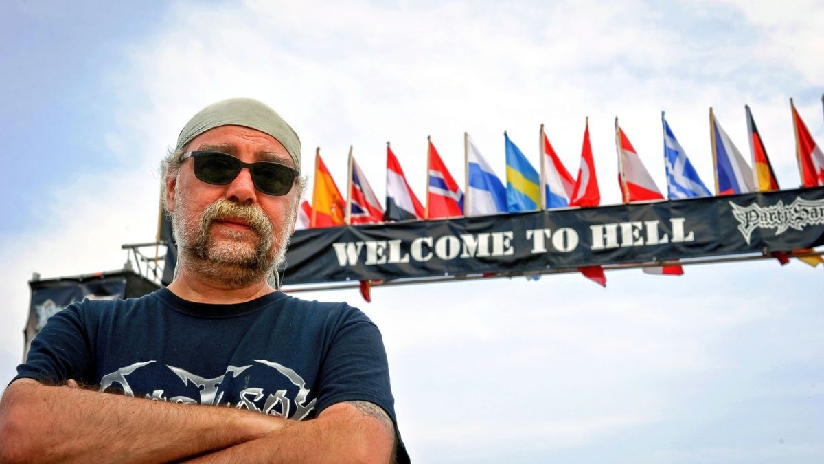 Mario Flicke vor dem Eingangstor zum Partysan-Festivalgelände in Obermehler.