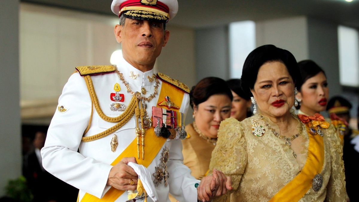 Die damalige thailändische Königin Sirikit (r) und der thailändische Kronprinz Maha Vajiralongkorn kommen von einem Besuch beim König aus dem Sirijay-Krankenhaus.