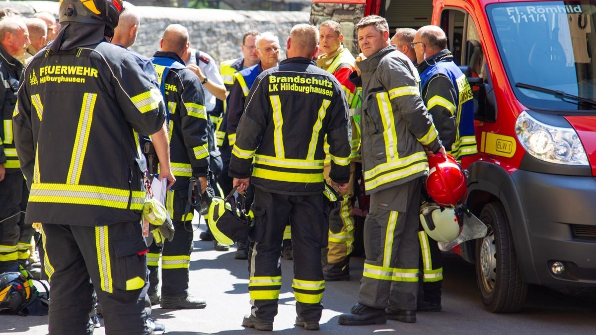 Beim Brand eines Hauses in der Innenstadt von Römhild (Landkreis Hildburghausen) ist am Samstagmittag nach Polizeiangaben ein Mensch uns Leben gekommen.