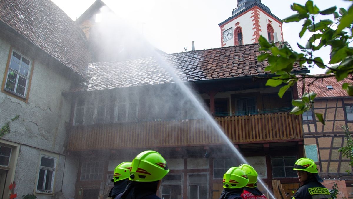 Der Dachstuhl brannte jedoch vollständig aus. Ein Übergreifen auf benachbarte Häuser konnte aber verhindert werden.