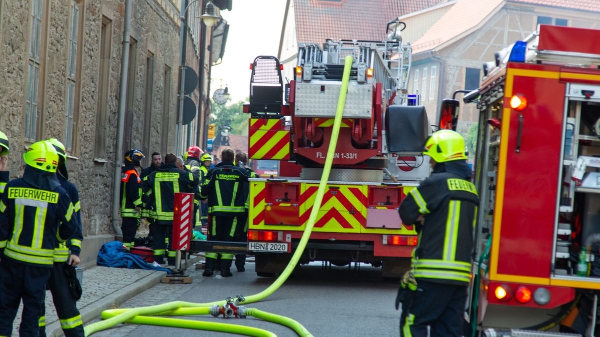 Beim Brand eines Hauses in der Innenstadt von Römhild (Landkreis Hildburghausen) ist am Samstagmittag nach Polizeiangaben ein Mensch uns Leben gekommen.