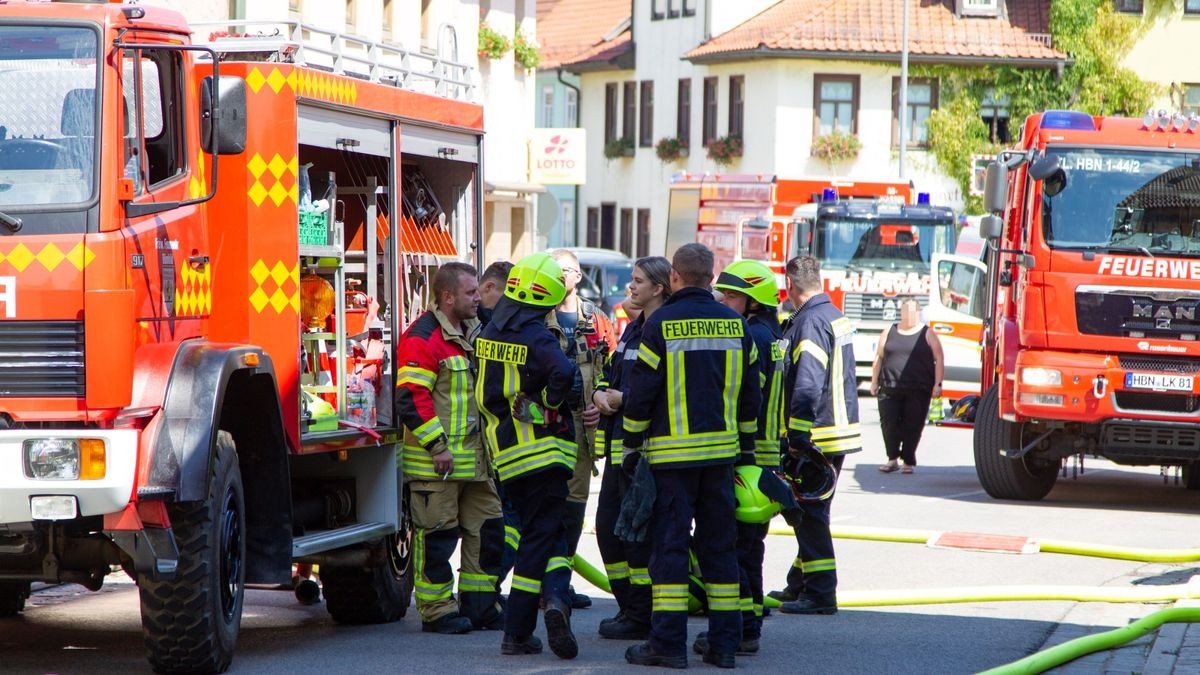 Beim Brand eines Hauses in der Innenstadt von Römhild (Landkreis Hildburghausen) ist am Samstagmittag nach Polizeiangaben ein Mensch uns Leben gekommen.