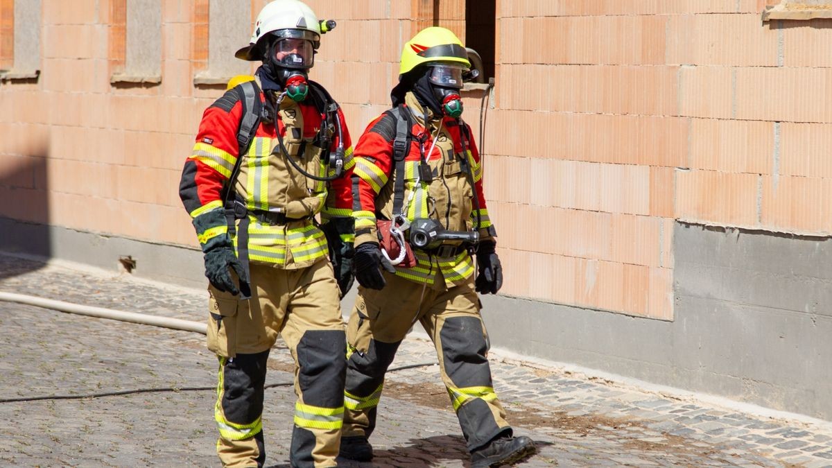 Beim Brand eines Hauses in der Innenstadt von Römhild (Landkreis Hildburghausen) ist am Samstagmittag nach Polizeiangaben ein Mensch uns Leben gekommen.