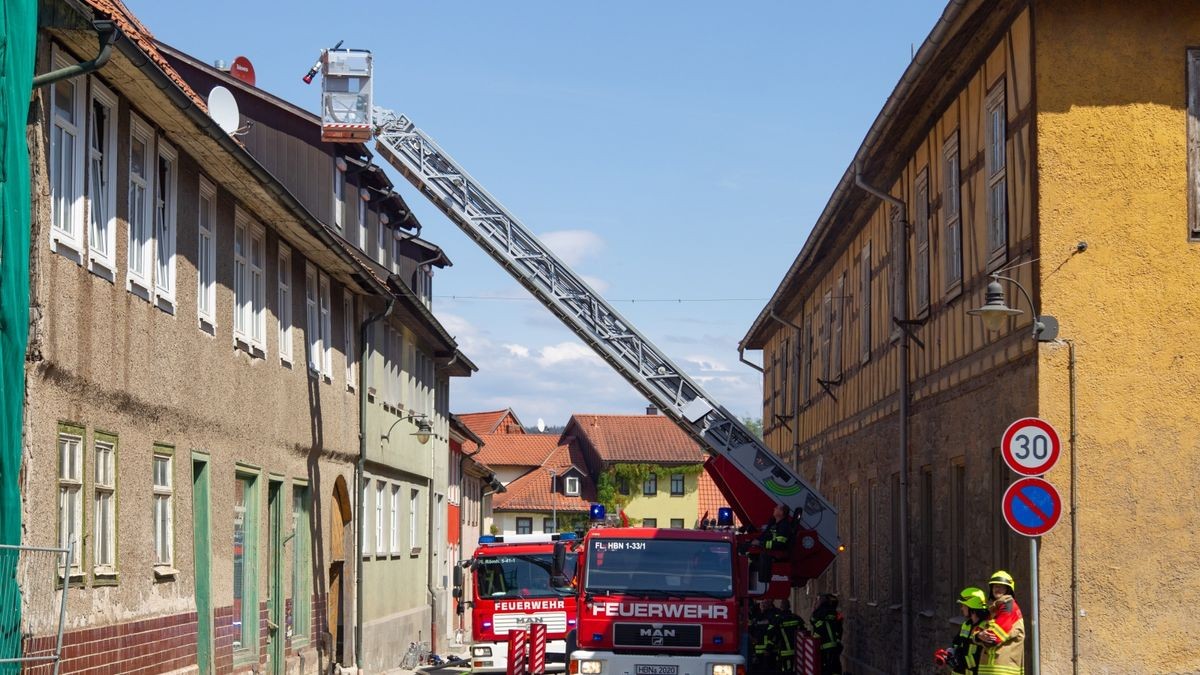 Beim Brand eines Hauses in der Innenstadt von Römhild (Landkreis Hildburghausen) ist am Samstagmittag nach Polizeiangaben ein Mensch uns Leben gekommen.