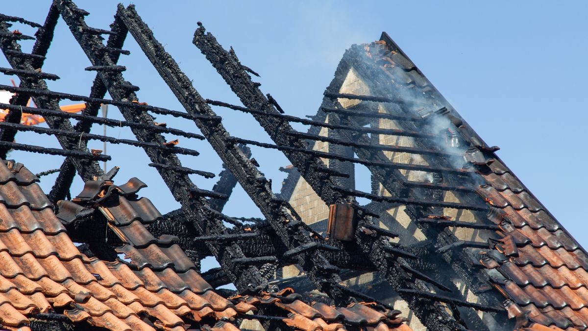 Beim Brand eines Hauses in der Innenstadt von Römhild (Landkreis Hildburghausen) ist am Samstagmittag nach Polizeiangaben ein Mensch uns Leben gekommen.