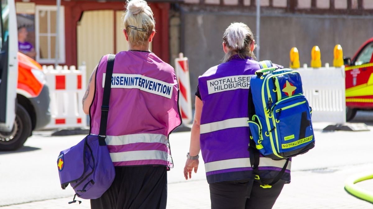 Beim Brand eines Hauses in der Innenstadt von Römhild (Landkreis Hildburghausen) ist am Samstagmittag nach Polizeiangaben ein Mensch uns Leben gekommen.