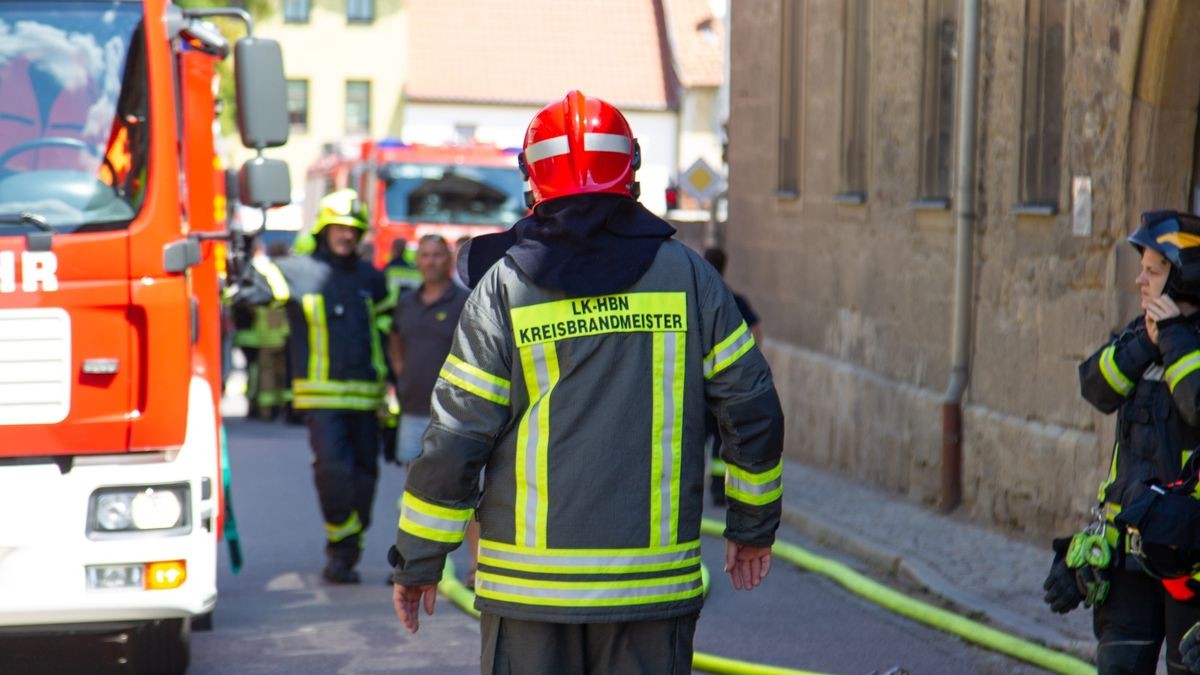 Beim Brand eines Hauses in der Innenstadt von Römhild (Landkreis Hildburghausen) ist am Samstagmittag nach Polizeiangaben ein Mensch uns Leben gekommen.