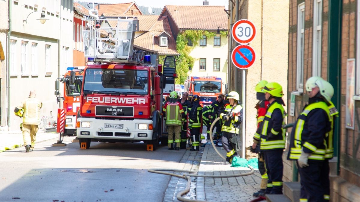 Beim Brand eines Hauses in der Innenstadt von Römhild (Landkreis Hildburghausen) ist am Samstagmittag nach Polizeiangaben ein Mensch uns Leben gekommen.