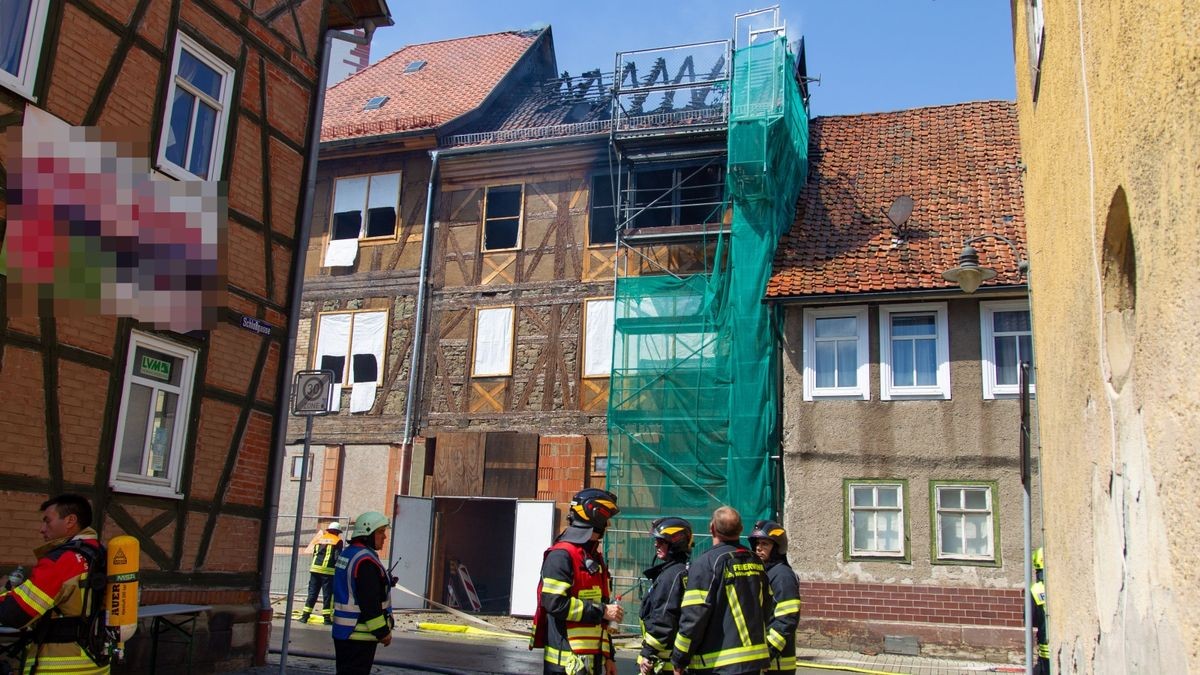 An dem Einsatz waren rund 120 Einsatzkräfte beteiligt. Auch ein Rettungshubschrauber war vor Ort. Anwohner waren aufgefordert worden, Fenster und Türen geschlossen zu halten.