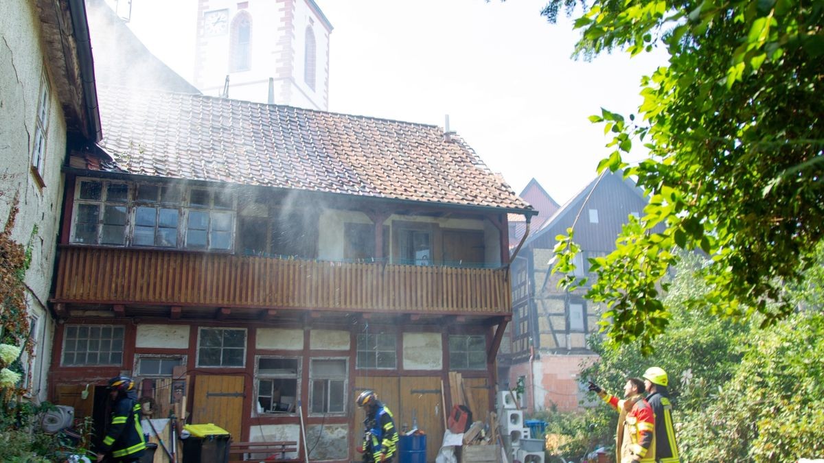 Nach ersten Informationen von vor Ort hatten Anwohner das brennende Haus durch einen lauten Knall bemerkt.