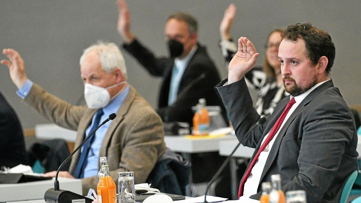 Thadäus König (rechts), Vorsitzender der CDU-Kreistagsfraktion, und Peter Krippendorf, Vorsitzender der Fraktion Freie Wähler-BI-ÖDP, stimmten ab 6. April für den Klinikneubau. Ihre Fraktionen und die Linke-Grüne-SPD-Fraktion stellten den gemeinsamen Antrag.