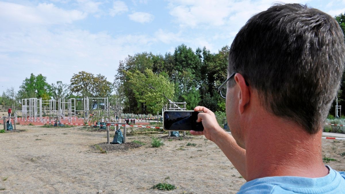 Baumfrevel in der Geraaue – ein Gartenamtsmitarbeiter dokumentiert den erheblichen Schaden am Fitnessparcours fotografisch.