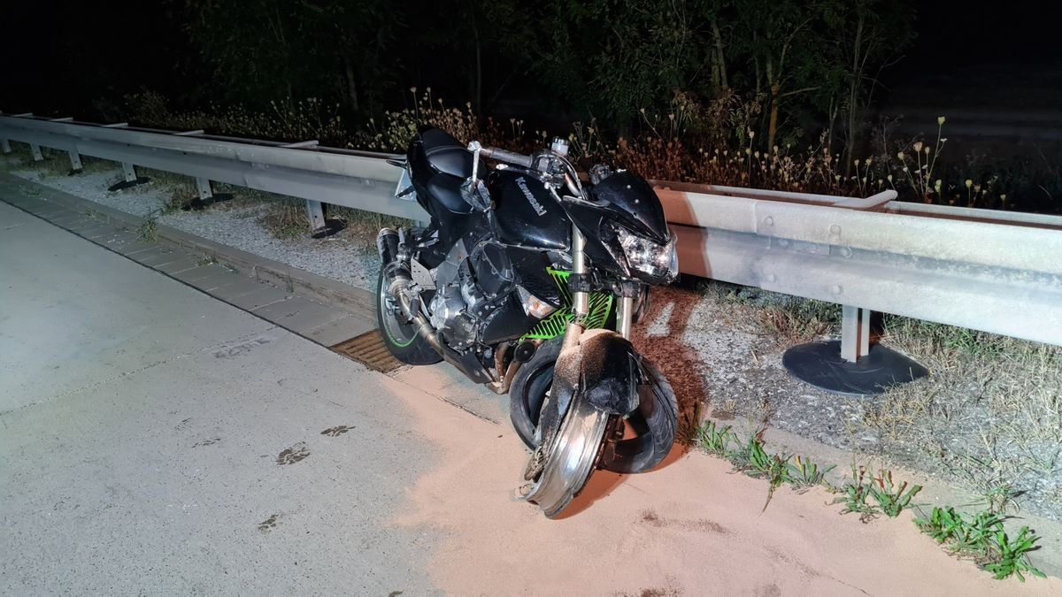 Der Motorradfahrer prallte in die Leitplanke.