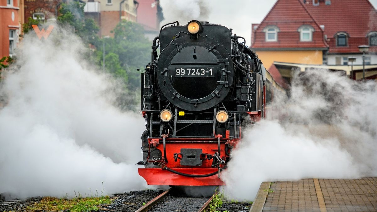 Ein Auto wurde von der Dampflok eines Zuges der Harzer Schmalspurbahnen erfasst (Symbolfoto). 