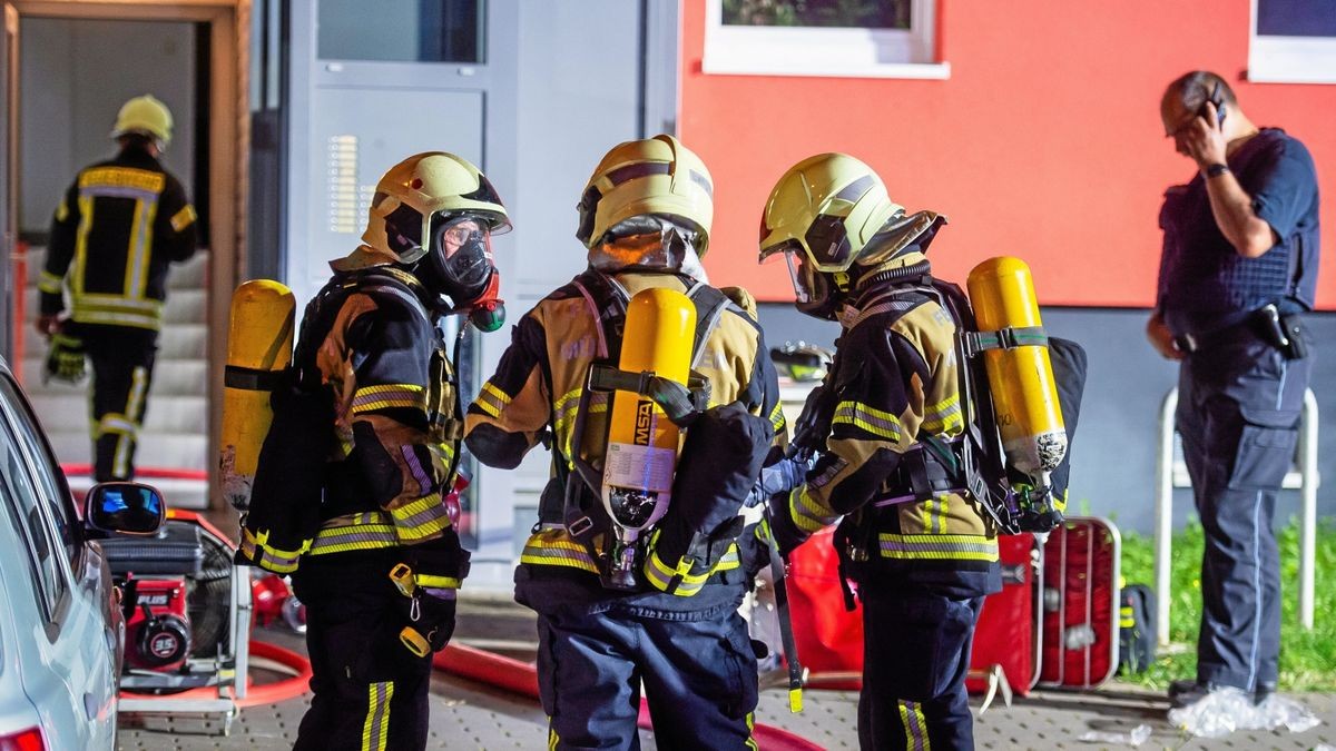 Beim zweiten Einsatz für die Mühlhäuser Feuerwehr an selber Stelle brannte Dienstagabend gegen 22.30 Uhr ein Kellerverschlag eines Wohnblocks am Wendewehr.