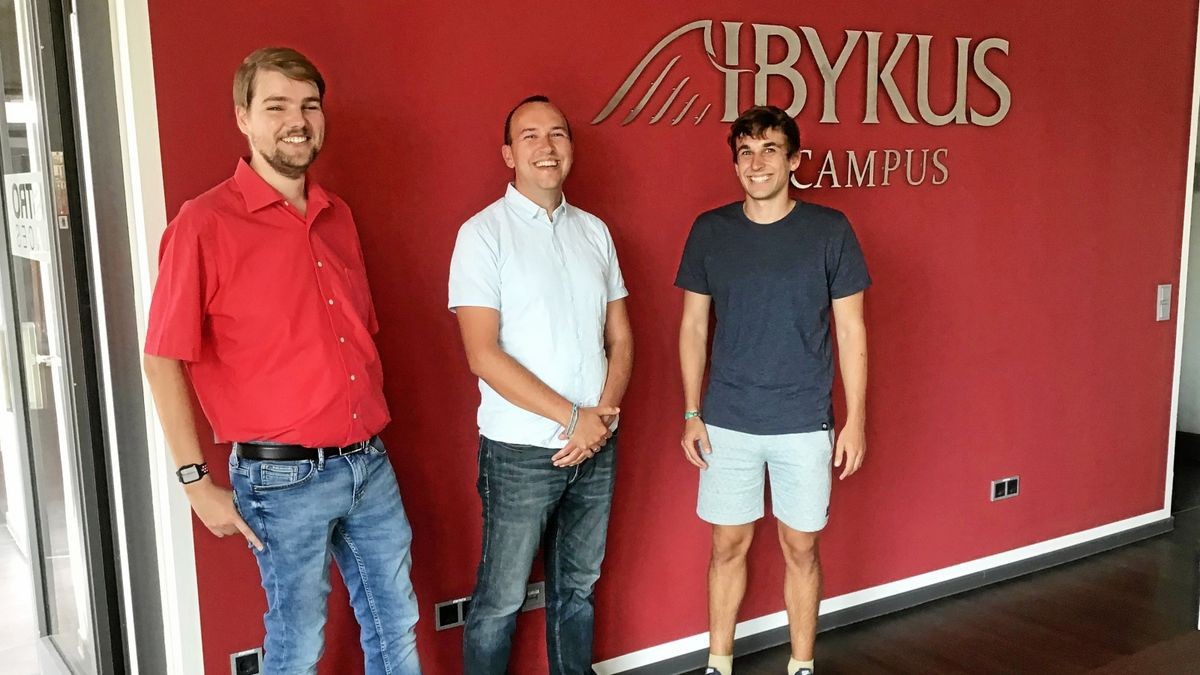 Fabian Müller, Sebastian Loob und David Linke (v.l.) von der Erfurter Firma Ibykus AG haben die App für Landwirte entwickelt.