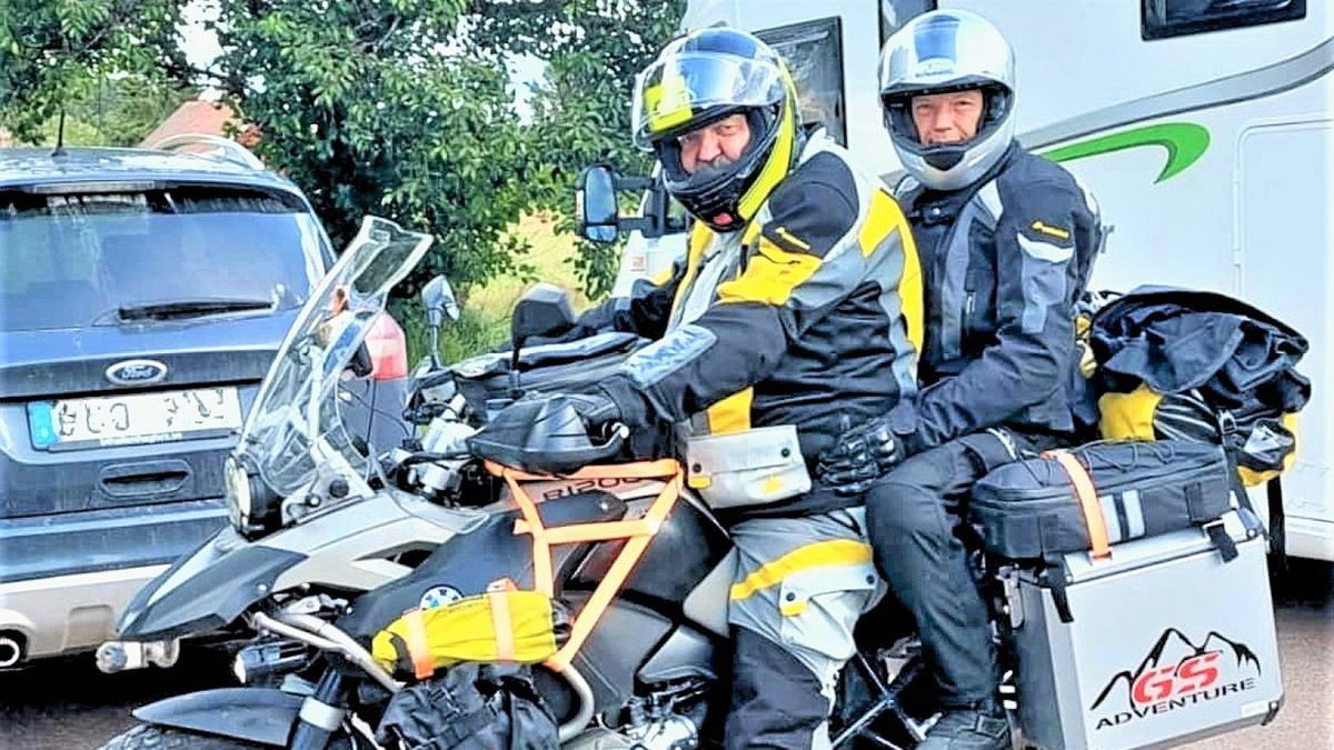 Diese Aufnahme zeigt Willy und Dagmar Reuther bei ihrer Motorradtour in Schweden.