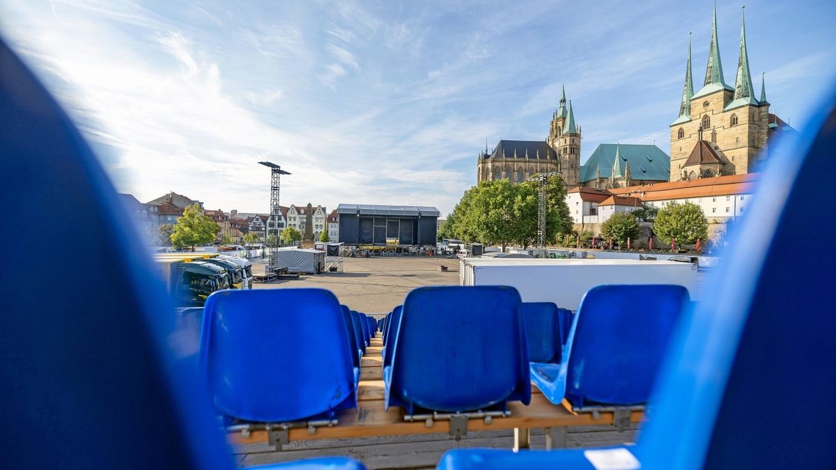 Der Aufbau auf dem Domplatz für die Konzerte von den Ärzten, Roland Kaiser und Clueso sind im vollen Gange. Am Donnerstagabend starten die Ärzte mit zwei ausverkauften Abenden in die Domplatzkonzerte.