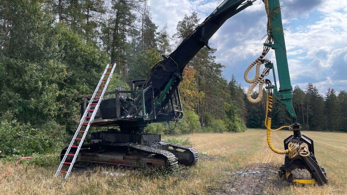 Bei einem weiteren Brand im Landkreis Sonneberg brannte zudem nahe Meschenbach eine Holzerntemaschine am Waldrand ab. Beim Verlassen des Waldes hatte der Fahrer den Brand an der Maschine bemerkt. Es entstanden mehrere 100.000 Euro Schaden. Verletzt wurde niemand und ein Übergreifen des Feuers auf den Wald konnte verhindert werden.