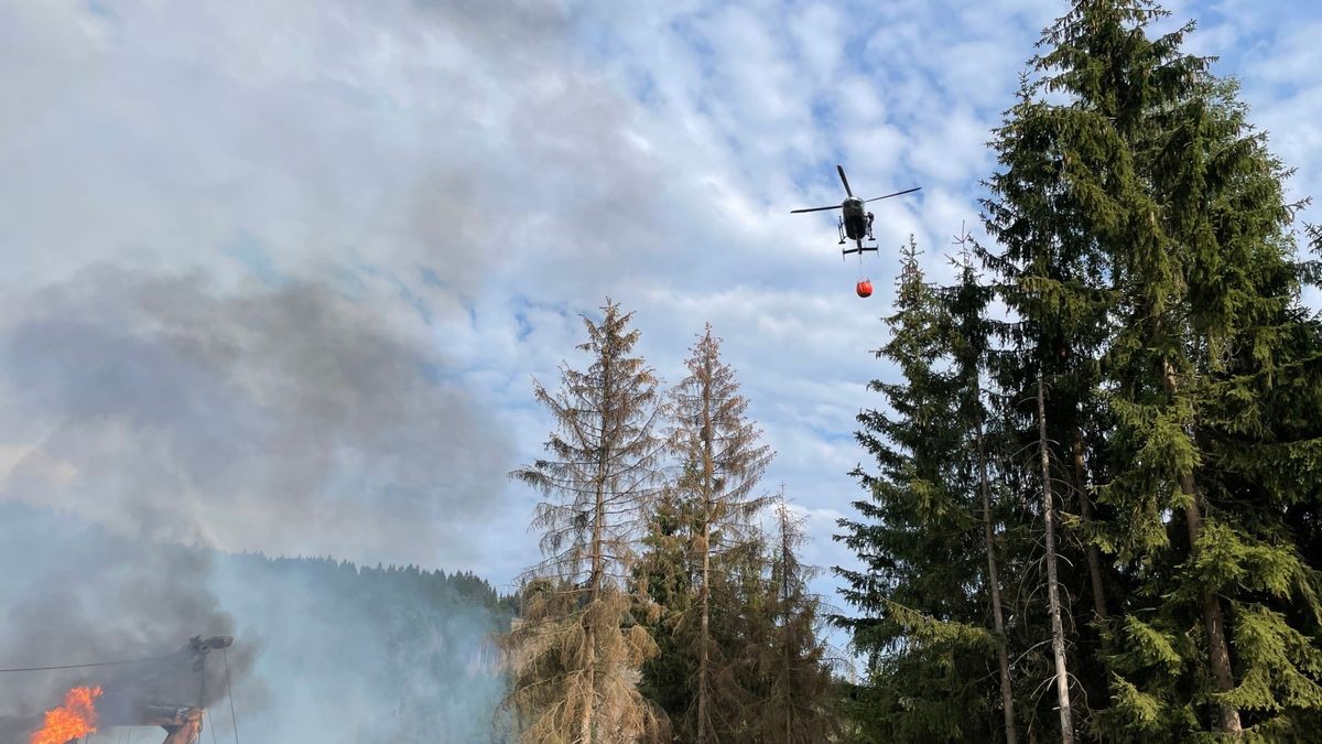 Am Mittwoch gerieten auf einem Berg nördlich von Steinach (Landkreis Sonneberg) ein Bagger und ein Rückemaschine bei Holzarbeiten in Brand.