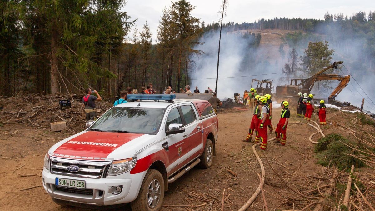 Am Mittwoch gerieten auf einem Berg nördlich von Steinach (Landkreis Sonneberg) ein Bagger und ein Rückemaschine bei Holzarbeiten in Brand.